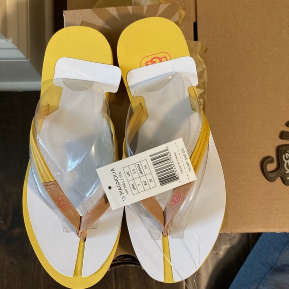 ugg magnolia flip flops